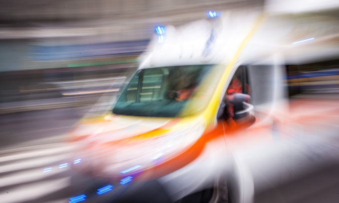 Muore schiacciato da un camion che trasportava candeggina. 