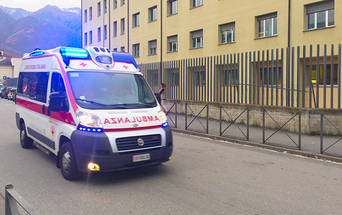 Motociclista di 27 anni ferito nello scontro con un’auto sulla ss34
