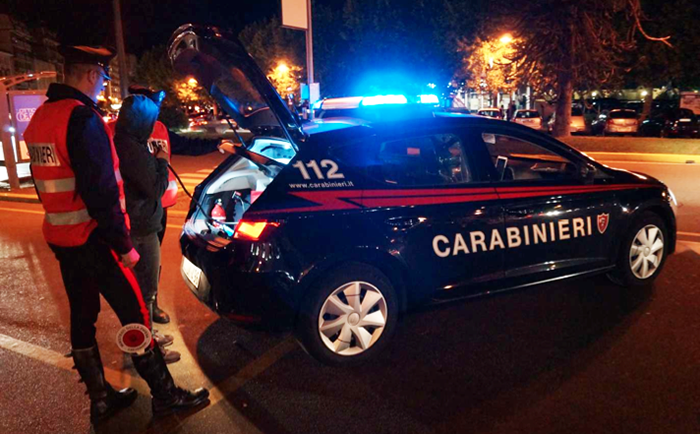 Fugge all'alt dei carabinieri, fermato dopo un inseguimento. Era ubriaco