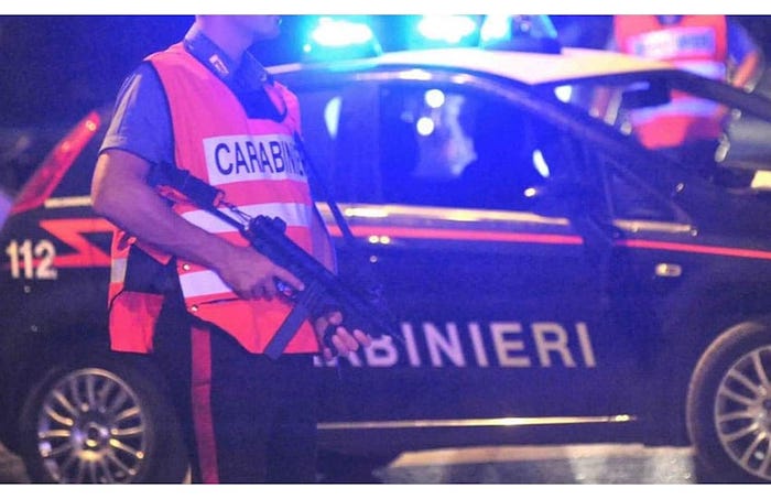 Evaso fugge dai carabinieri ma viene arrestato in stazione
