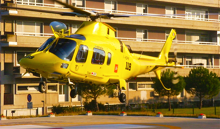 Padre e figlio cadono dal ponteggio in cantiere: gravi