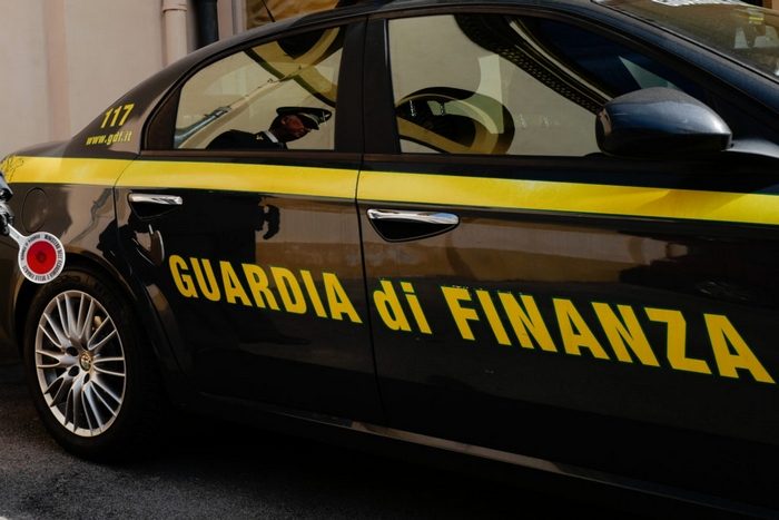 Sei etti di cocaina sull'auto clonata: presunto pusher in manette