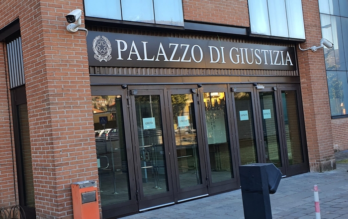 Ammanchi di cassa al ristorante, scoperto dalle telecamere del vicino
