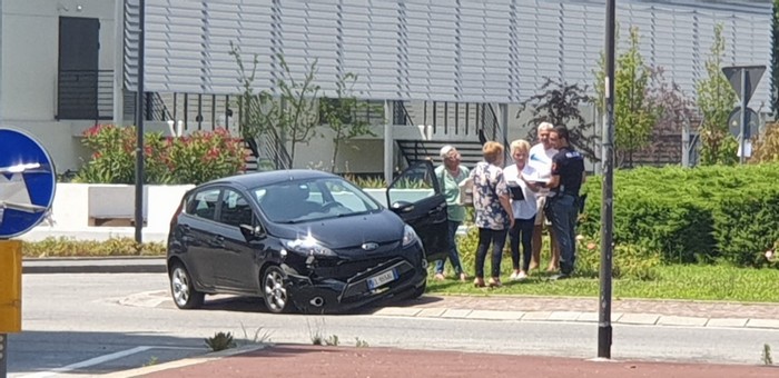 Tir stringe auto in rotonda: secondo incidente in meno di una settimana davanti al Tribunale