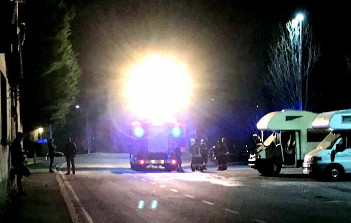 Camper in fiamme sul lungofiume