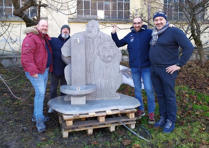 Si inaugura la fontana del “gigante buono”