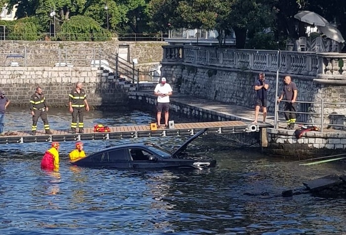 Bmw di turisti stranieri finisce nel lago (foto)