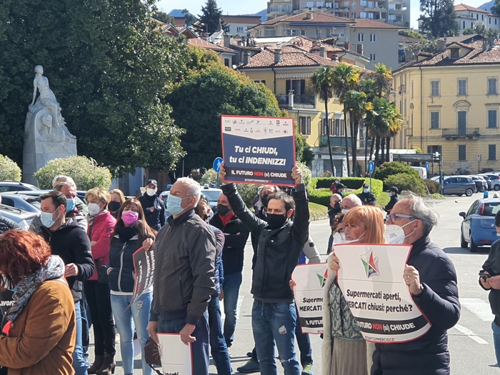 Gli ambulanti “discriminati” scendono in piazza e chiedono la riapertura dei mercati