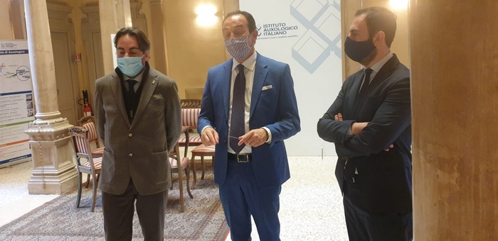 Vaccini anche all'Auxologico di Villa Caramora. Cirio: servono più dosi (foto)