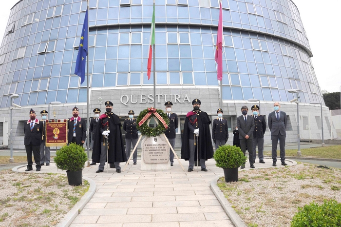 Il Silenzio e una corona d’alloro celebrano il 169° anniversario della polizia (foto)
