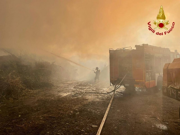 A fuoco il deposito di scarti vegetali (foto)
