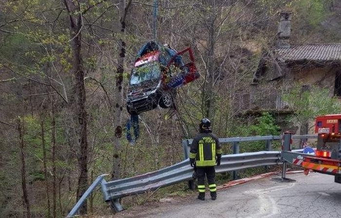Recuperate le due auto finite nel burrone durante il rally (foto)