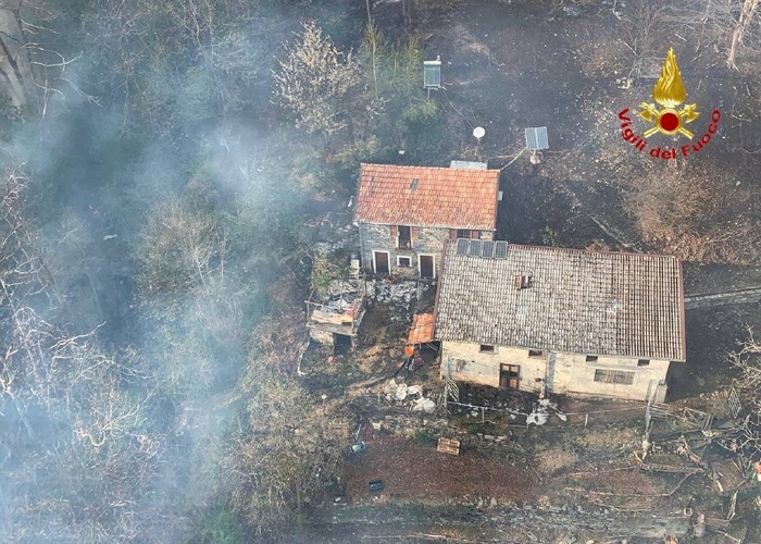 L’elicottero dei vigili del fuoco salva tre persone e un cane bloccati dall’incendio (foto)