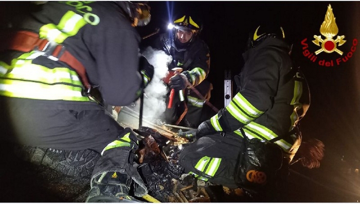 Camino in fiamme, salvato il tetto