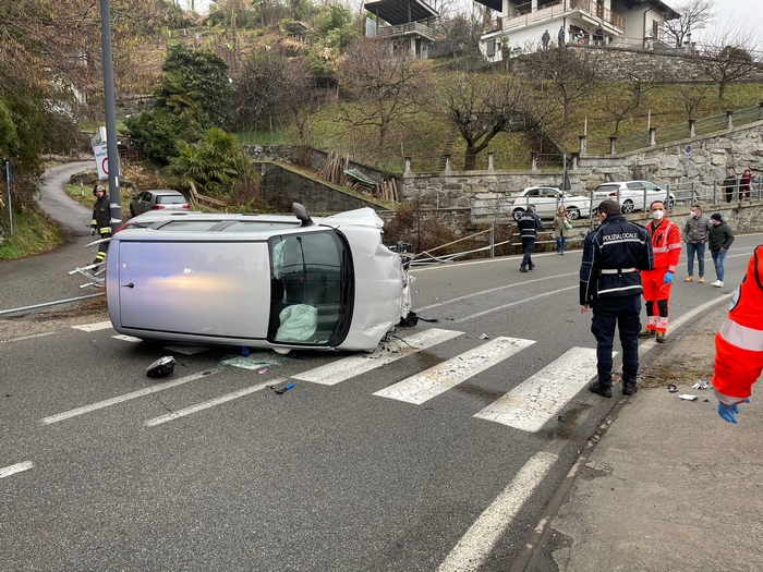 Ubriaco si schianta contro il guardrail e si ribalta (foto)