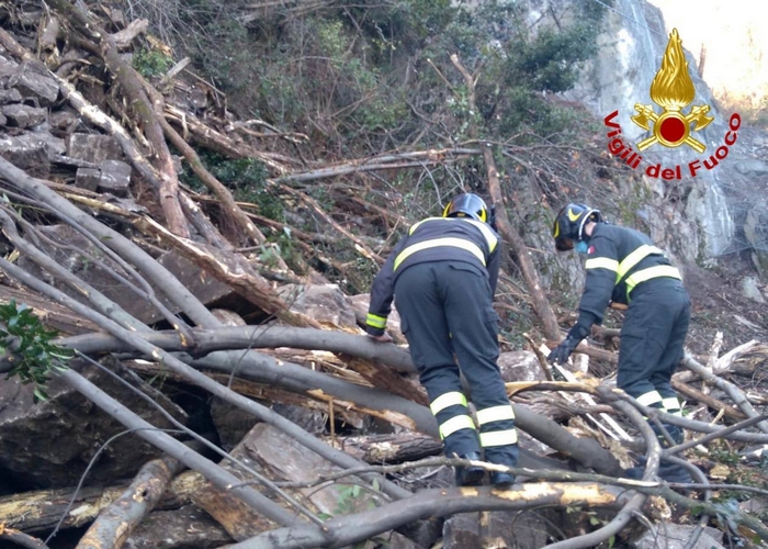 Frana sulla provinciale, strada chiusa