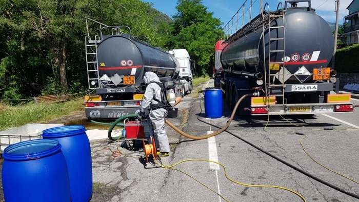 Rimossa la cisterna che ha perso acido. Multata l'azienda di autotrasporti (foto)