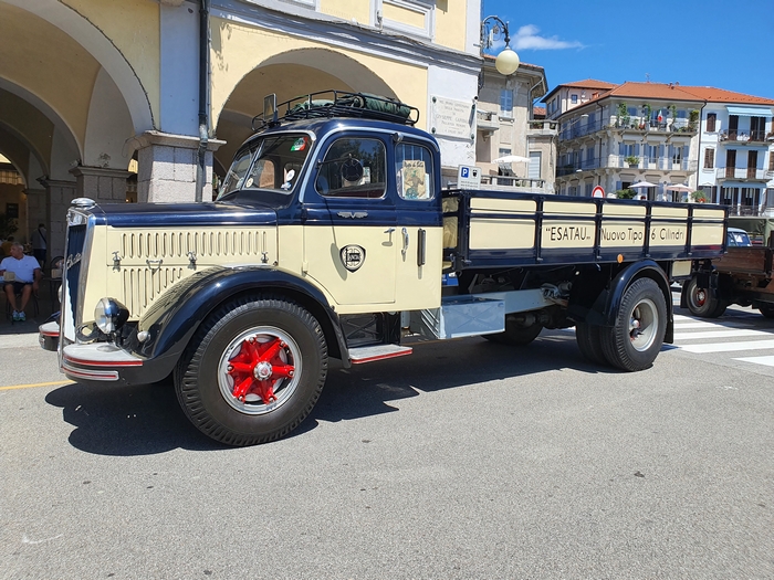 Lo spettacolo della sfilata dei camion d'epoca sul Verbano (foto)