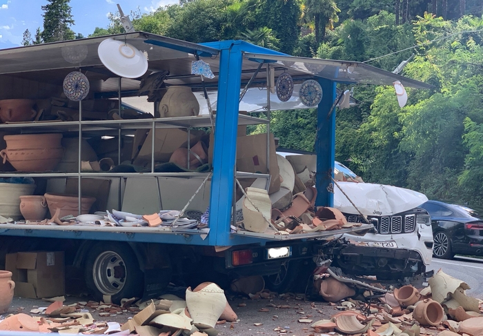 Suv si schianta contro il camion d'un venditore ambulante di vasi (foto)