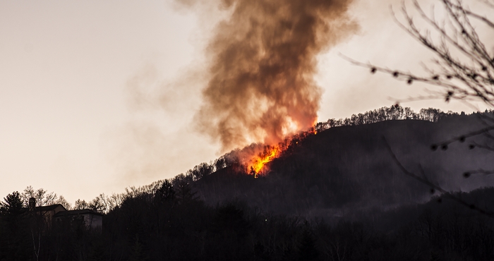 Sotto controllo l’incendio di Rugno (foto)
