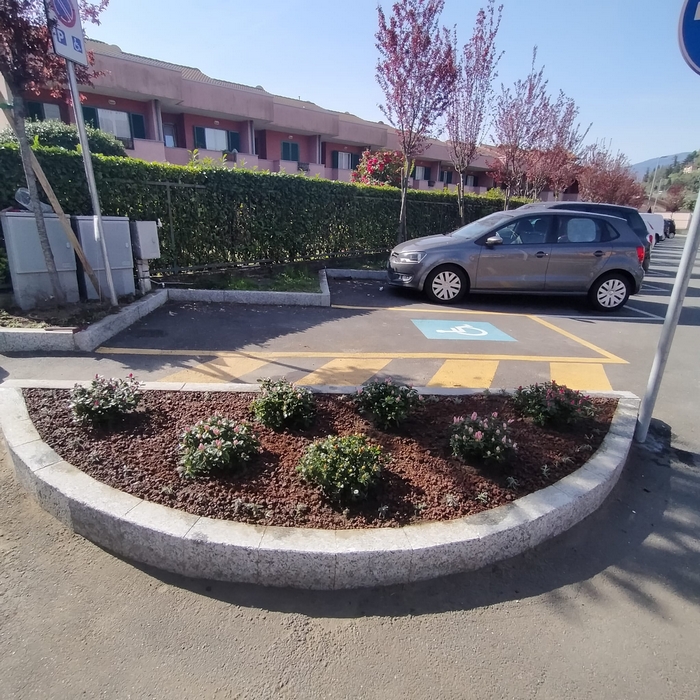 L’addobbo floreale del parcheggio lo mettono i residenti