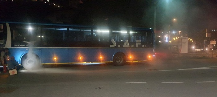 Principio di incendio a un bus, pronto intervento dell'autista con estintore. Foto