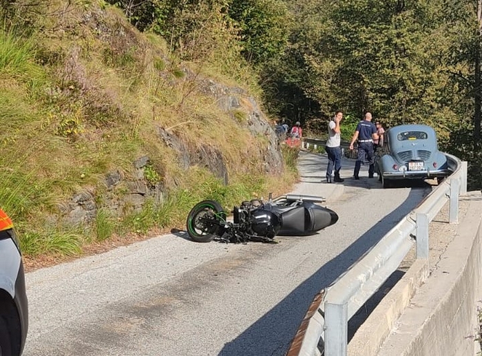 Frontale contro un’auto d’epoca: trentenne motociclista in gravi condizioni
