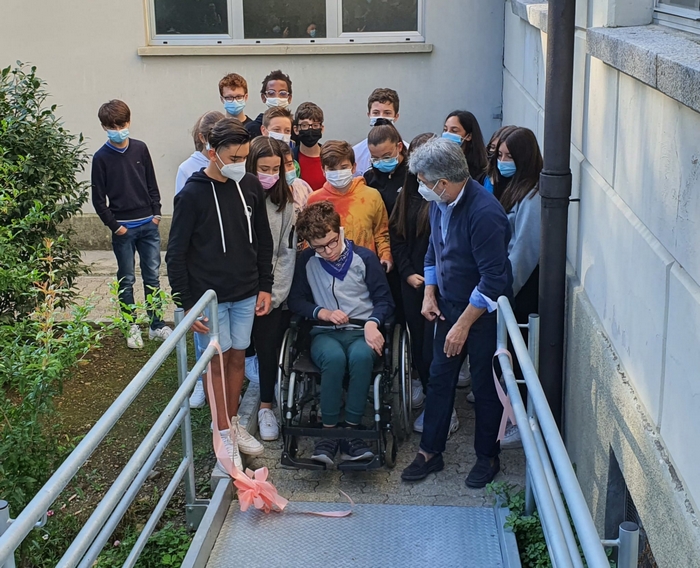 Gli studenti delle medie "rompono" le barriere architettoniche per il compagno di classe