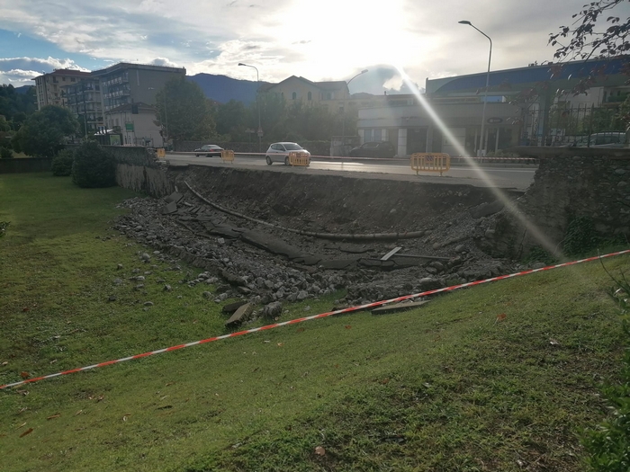 Crolla il muro della biblioteca (foto)