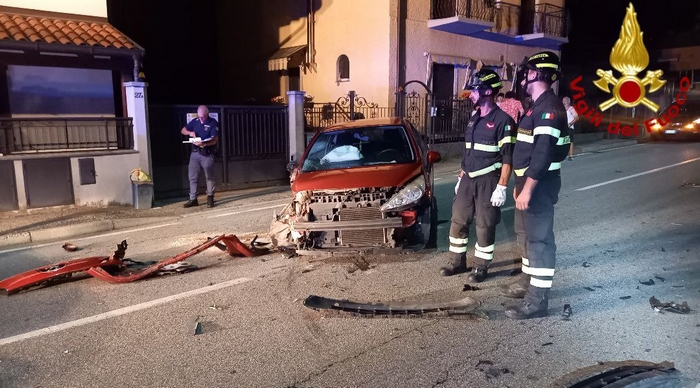 Auto si schianta contro un palo: ferite due donne di 13 e 23 anni