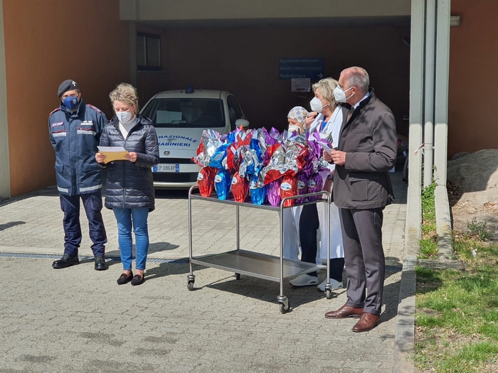 Uova di Pasqua e apparecchiature mediche donate dall'associazione carabinieri al "Castelli"