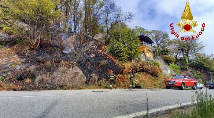 A fuoco la massicciata a lato della strada provinciale (foto)