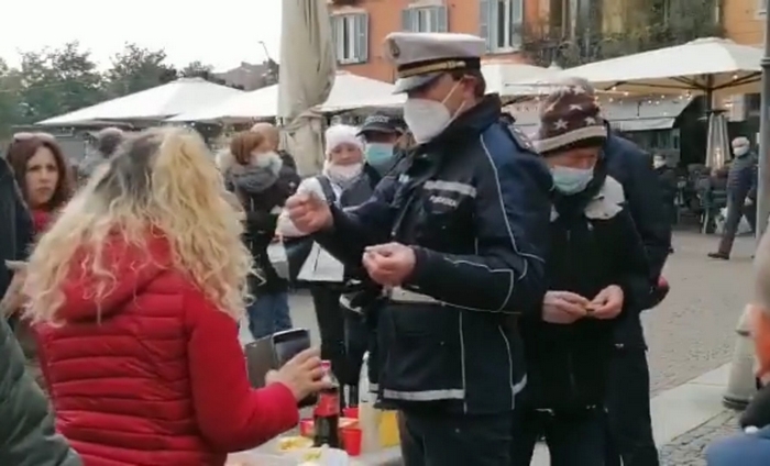 Aperitivo no-vax in piazza, arrivano polizia e vigili e gli organizzatori protestano sui social