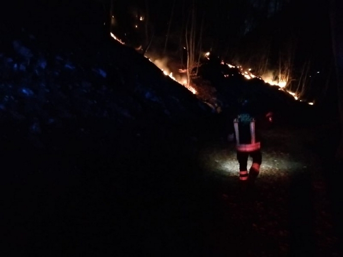 Non ancora domato il rogo in Val Cannobina. Salve le baite di Gurro