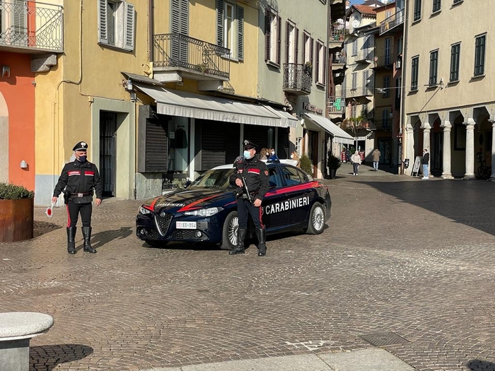 Pregiudicato ubriaco aggredisce i carabinieri e sfascia una sedia in caserma: arrestato