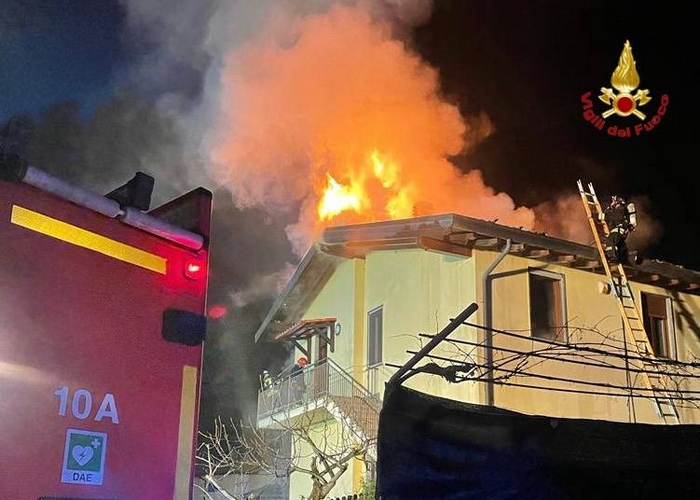 In fiamme la copertura d’una palazzina: stabile inagibile (foto)