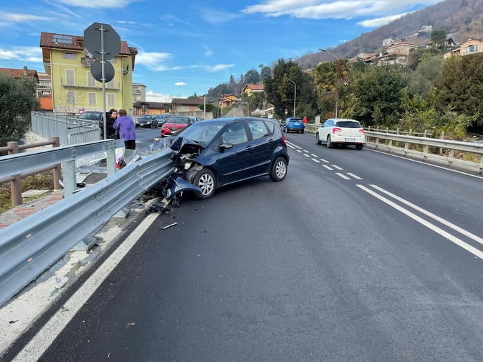 Ottantanovenne si schianta in auto contro il guardrail (foto)
