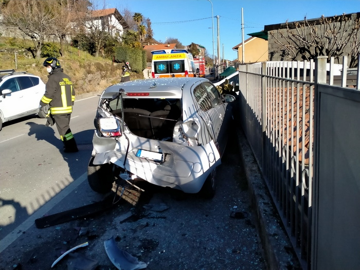 Si sente male sulla provinciale ed esce di strada schiantandosi contro un veicolo in sosta
