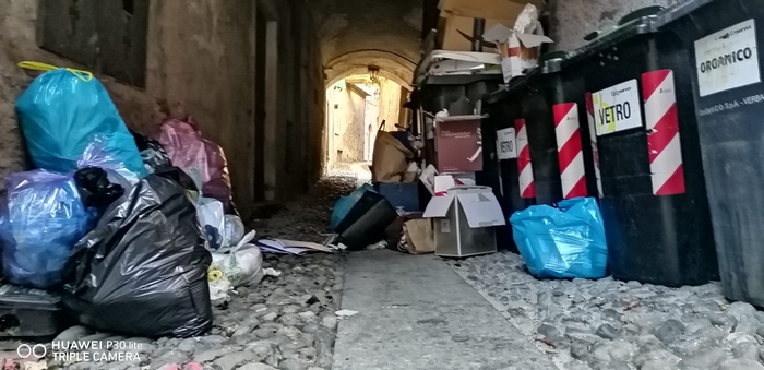 Cumuli di rifiuti nei vicoli di Ghiffa (foto)