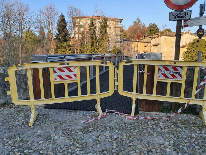 Chiusa (ma aperta) la passerella di legno danneggiata dall'incendio