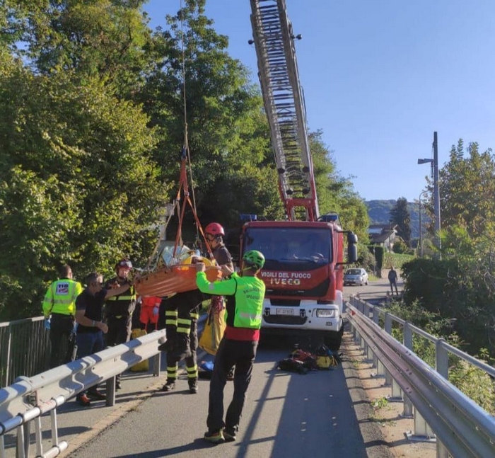 Uomo di 44 anni cade in un dirupo sotto il ponte: salvato