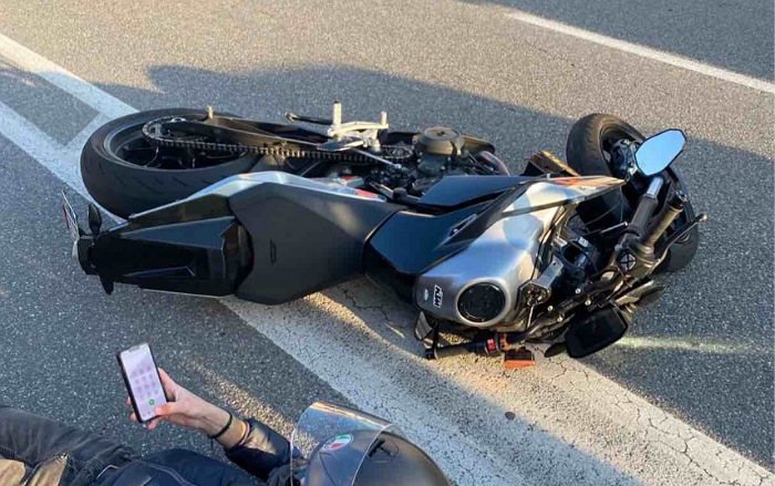 Taglia la strada a un motorino, provoca un incidente e fugge: a processo