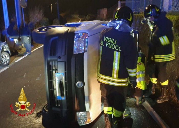 Urta un'auto in sosta e si ribalta: due feriti