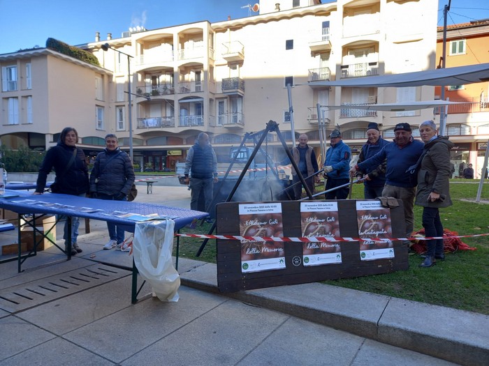 Duecentocinquanta chili di castagne solidali: gli Alpini aiutano il Café Alzheimer