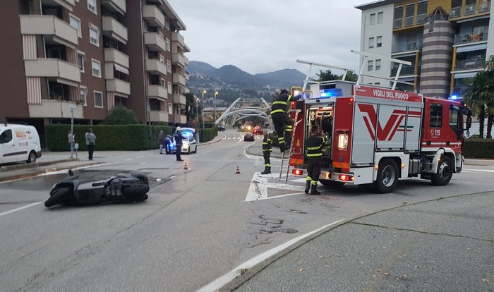 Scooter in sorpasso contro auto: motociclista a terra con caviglia fratturata