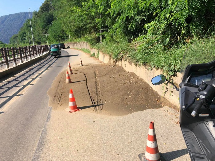 Cumuli di sabbia scendono sulla strada