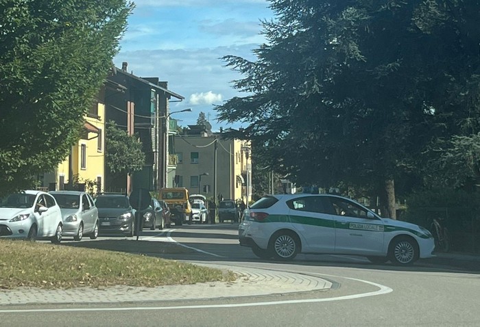 Donna investita mentre attraversa la strada