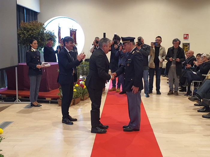 Encomi e lodi: premiati per meriti di servizio 10 poliziotti (foto)