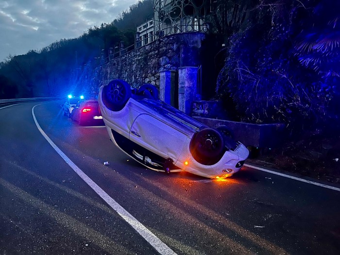 Auto cappottata sulla statale 34