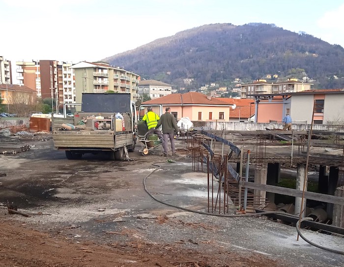 Fibre di amianto nel parcheggio abbandonato comprato dal Comune
